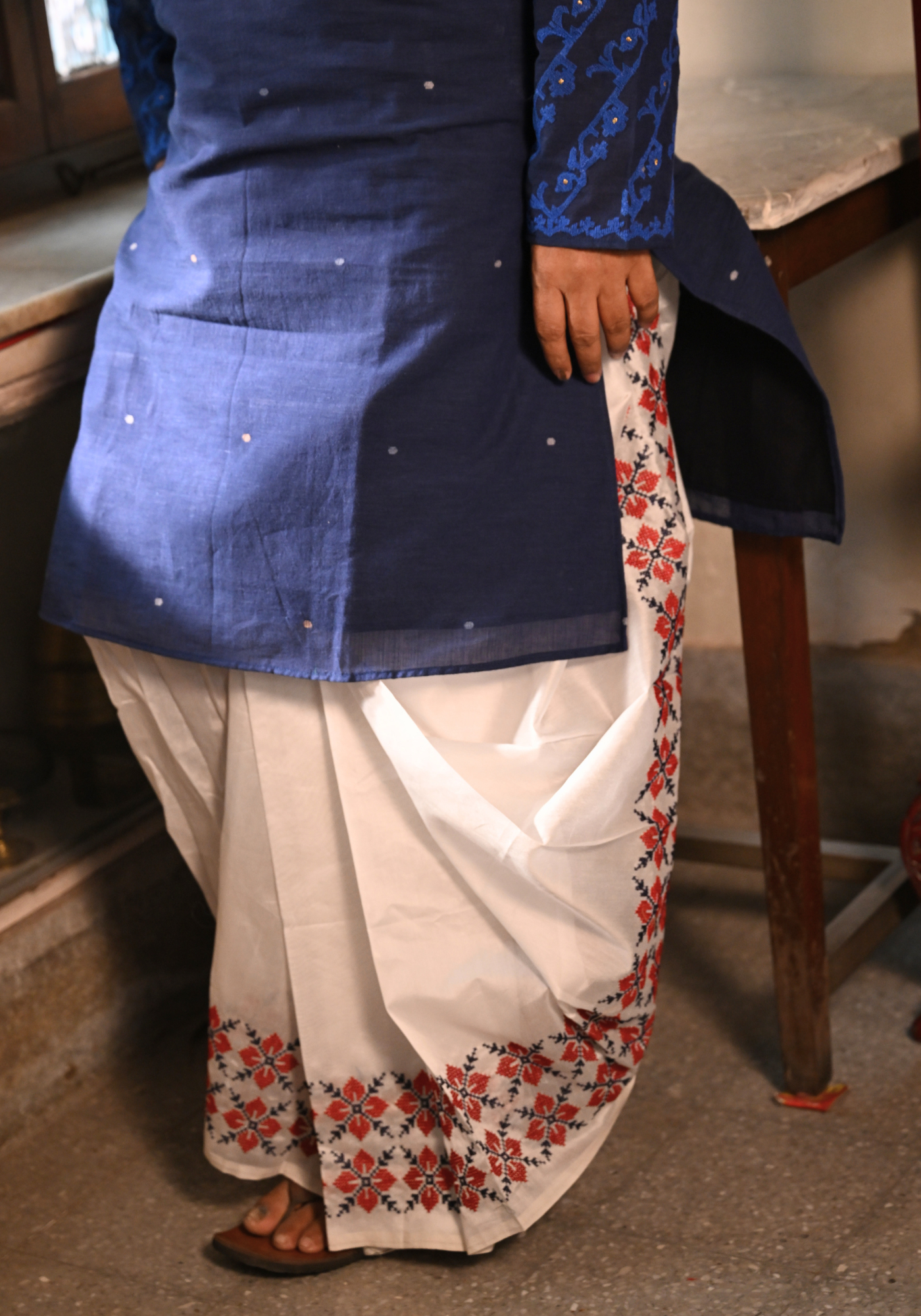 LAAL PHOOL NEEL PHOOL DHUTI