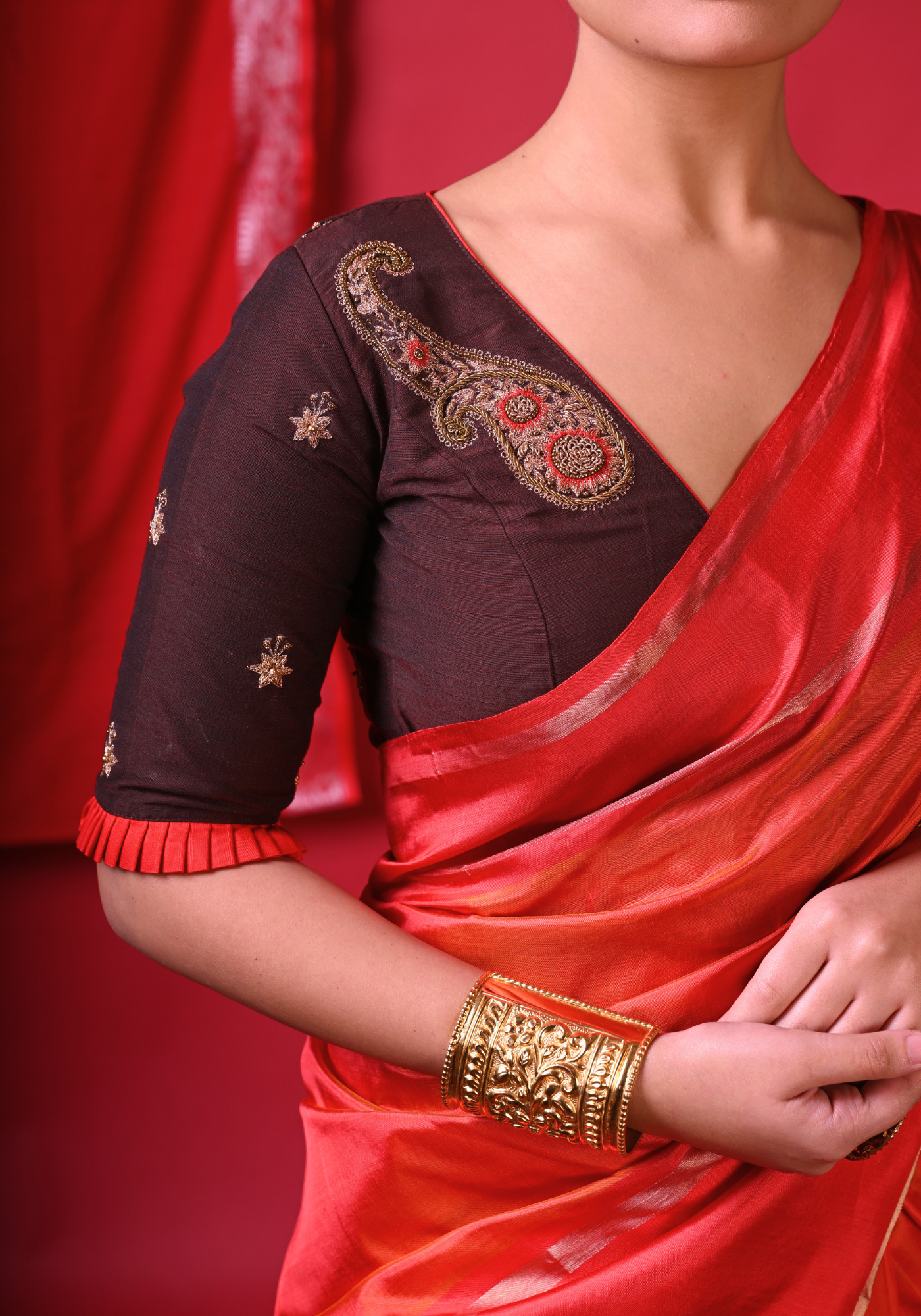 AMRO KUSHUM BROOCH BROWN BLOUSE