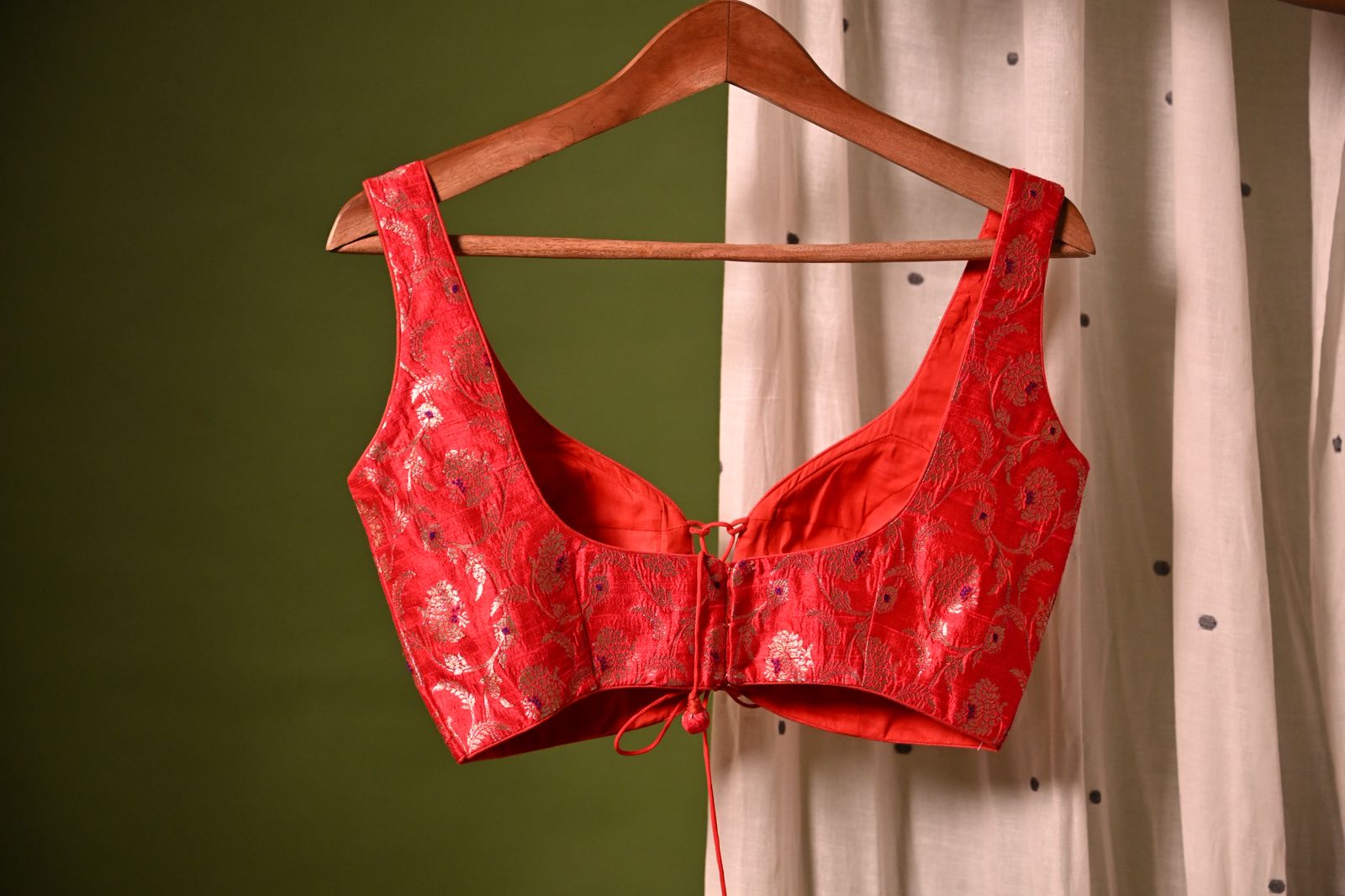 RED BROCADE BHICTORIAS SECRET(SLEEVELESS)