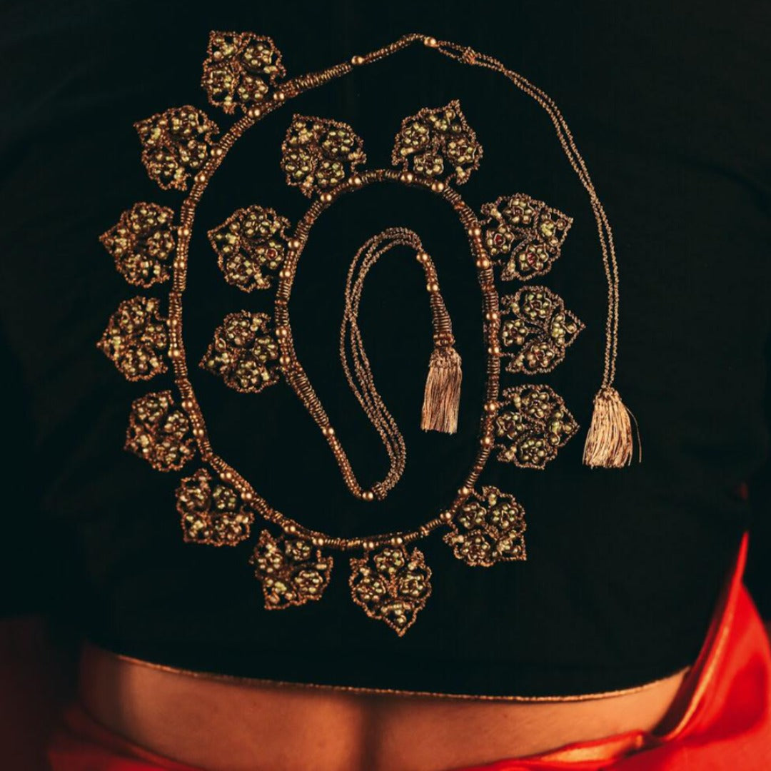 BLACK STONE NECKLACE (BLOUSE)