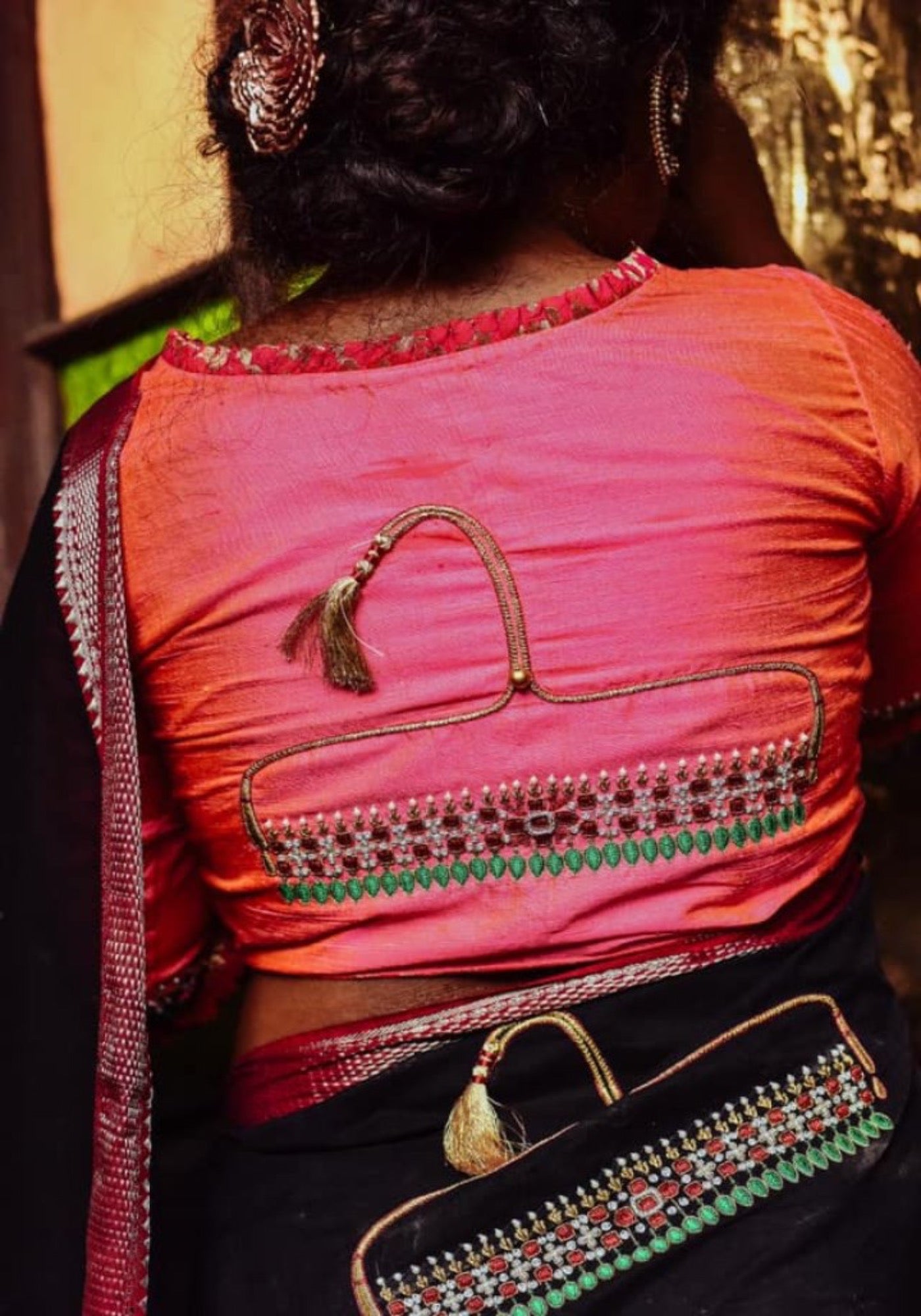 PEACH NECKLACE WITH TASSEL (BLOUSE)