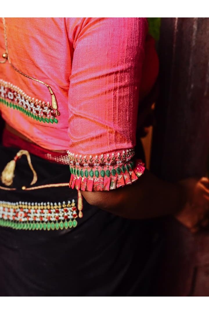 PEACH NECKLACE WITH TASSEL (BLOUSE)