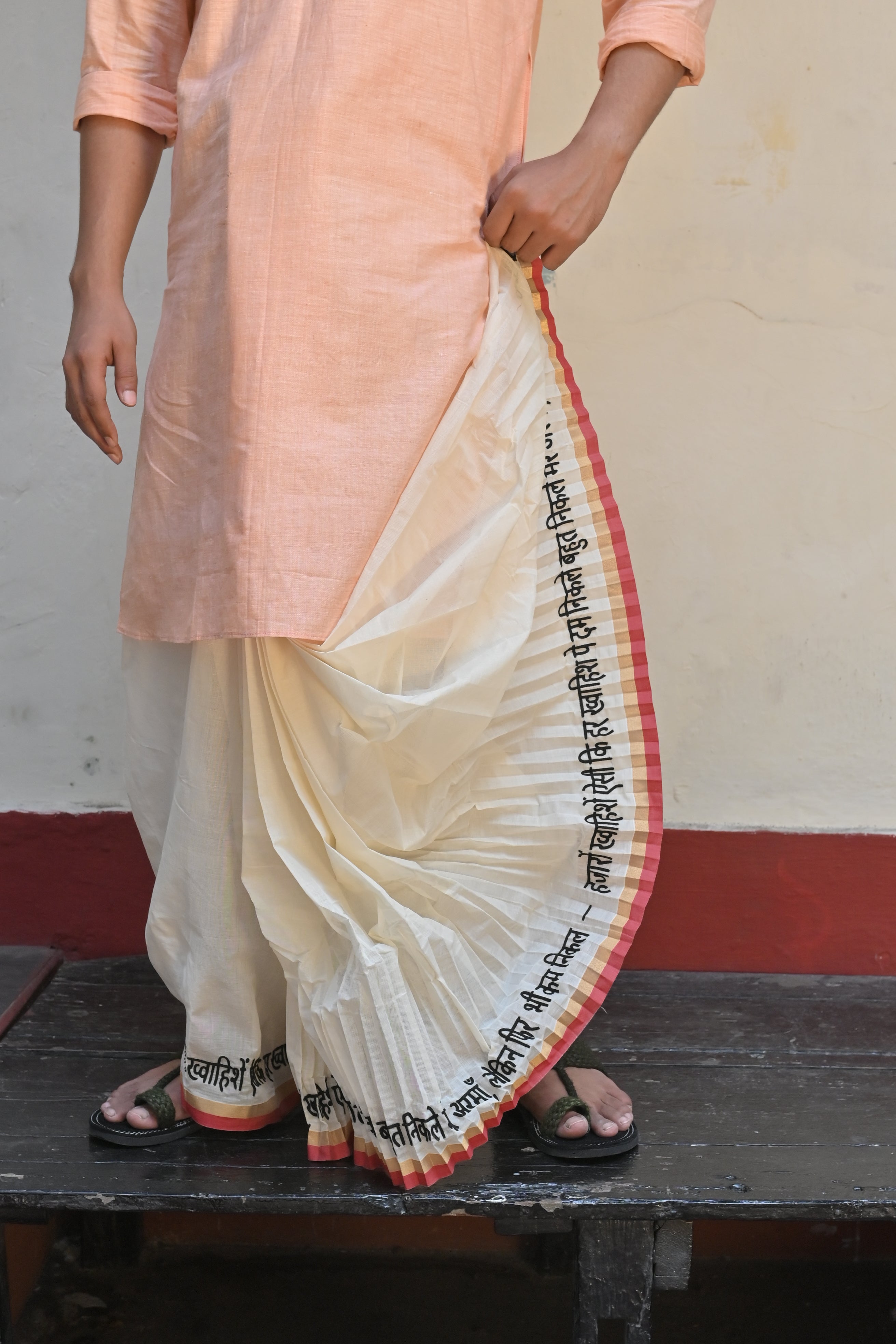 HAZARON KHAWAISEN AISI DHUTI