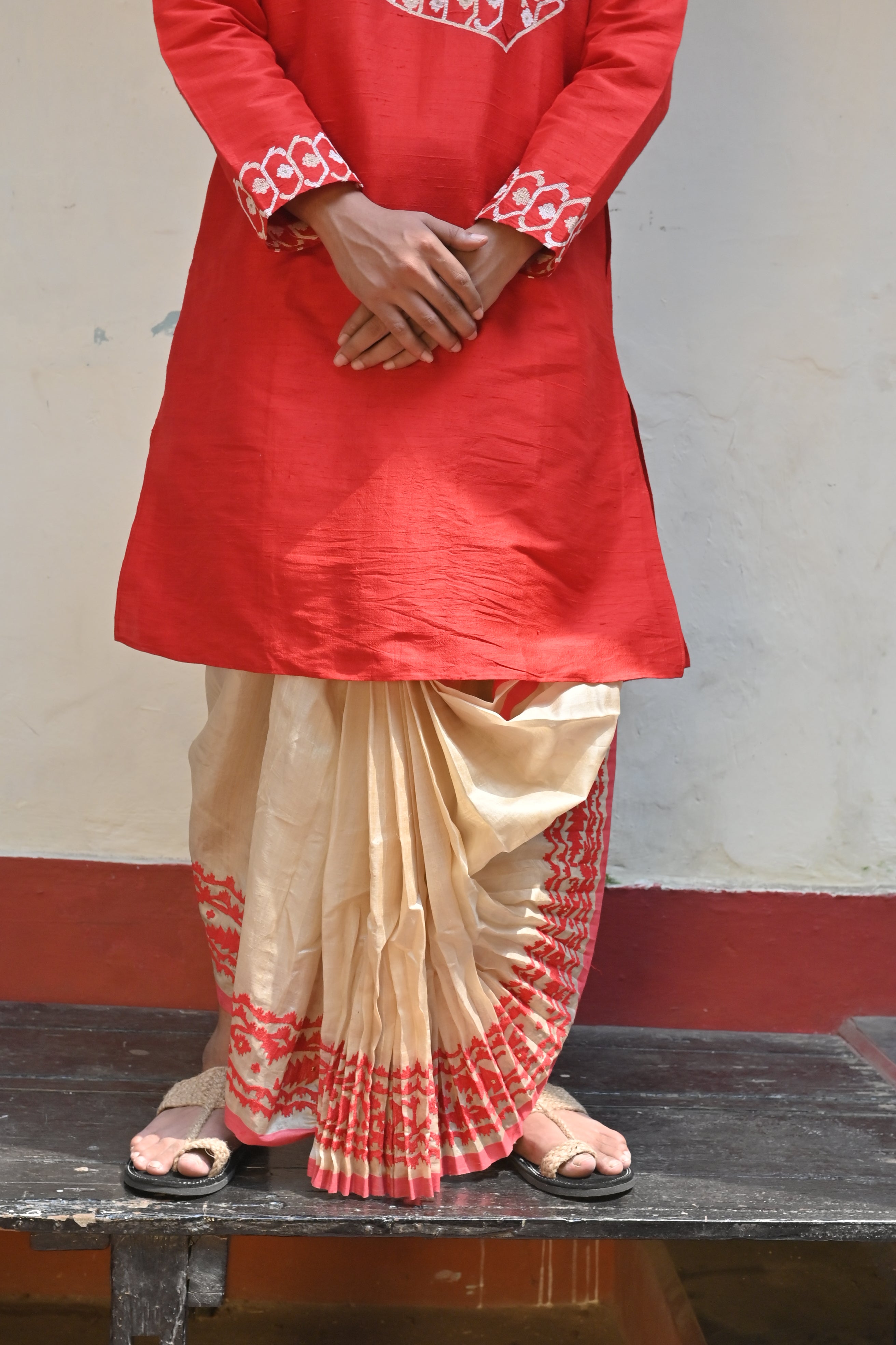 LAAL PAAR TUSSUR DHUTI