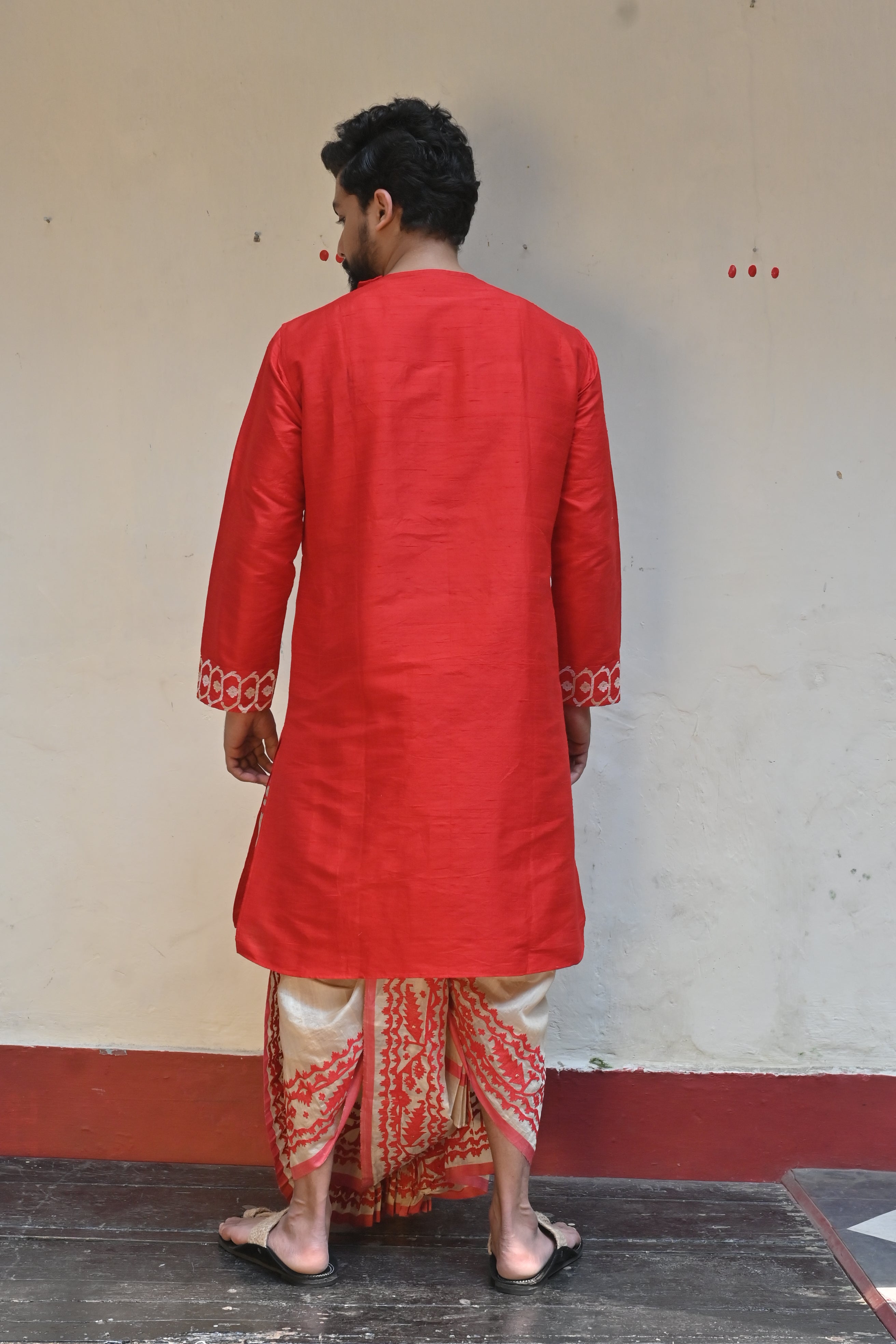 LAAL PAAR TUSSUR DHUTI