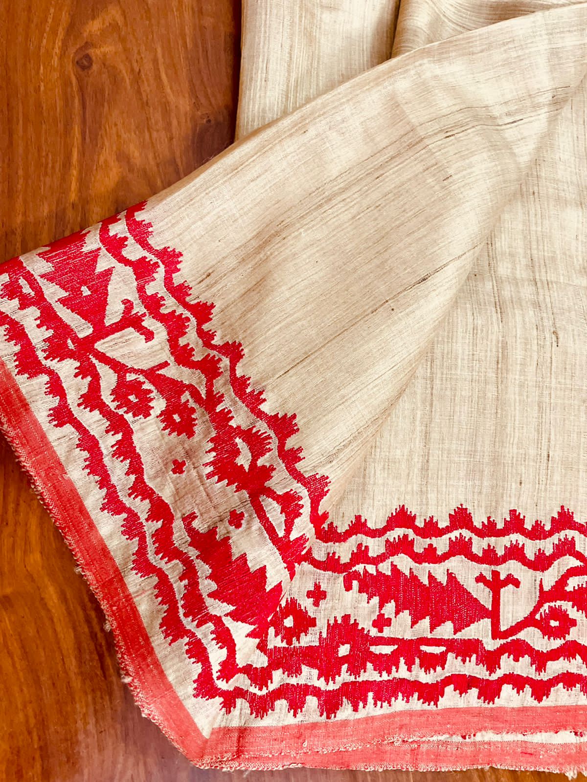 LAAL PAAR TUSSUR DHUTI