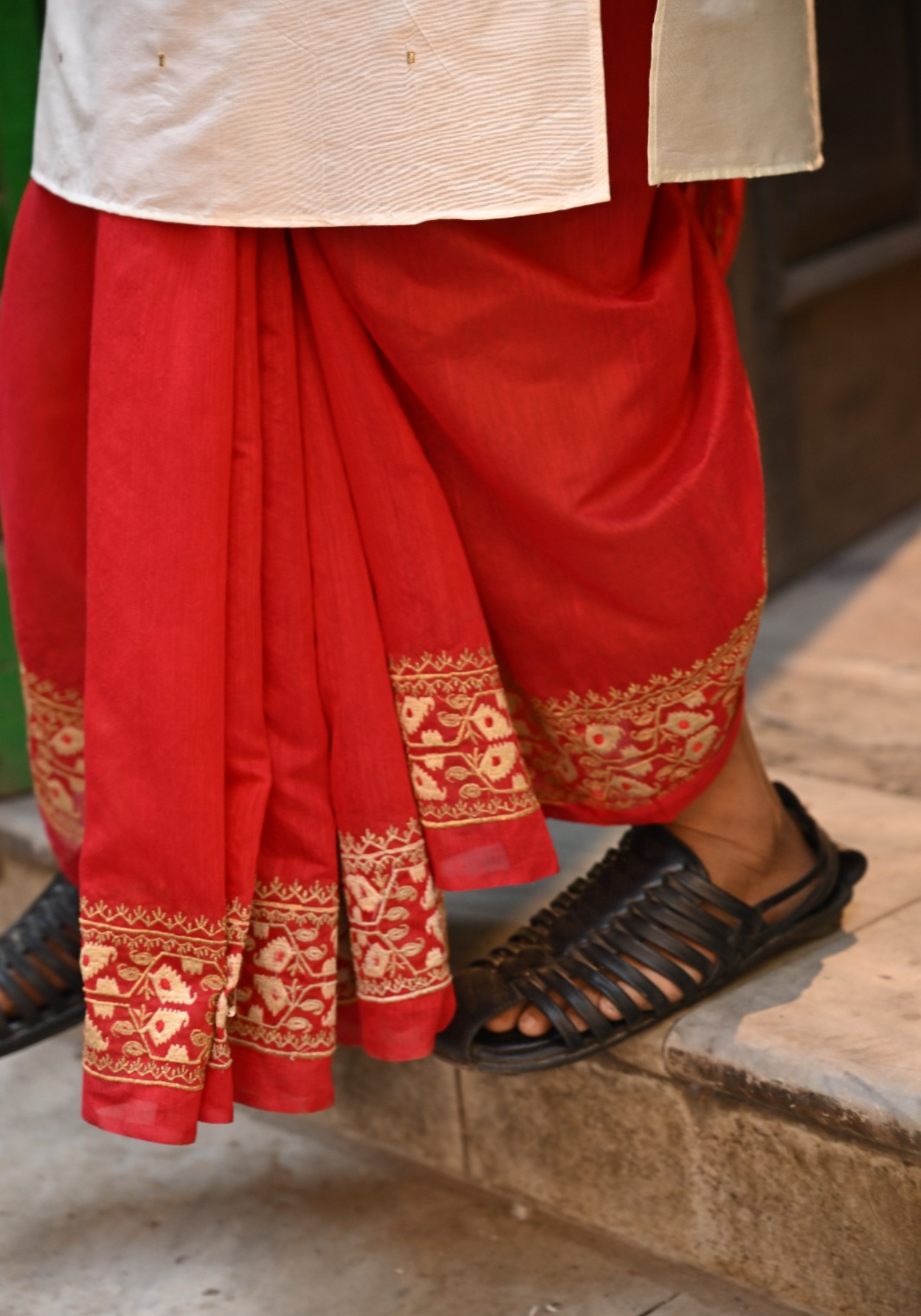 LAAL TUKTUKEY BIYEBARI DHUTI