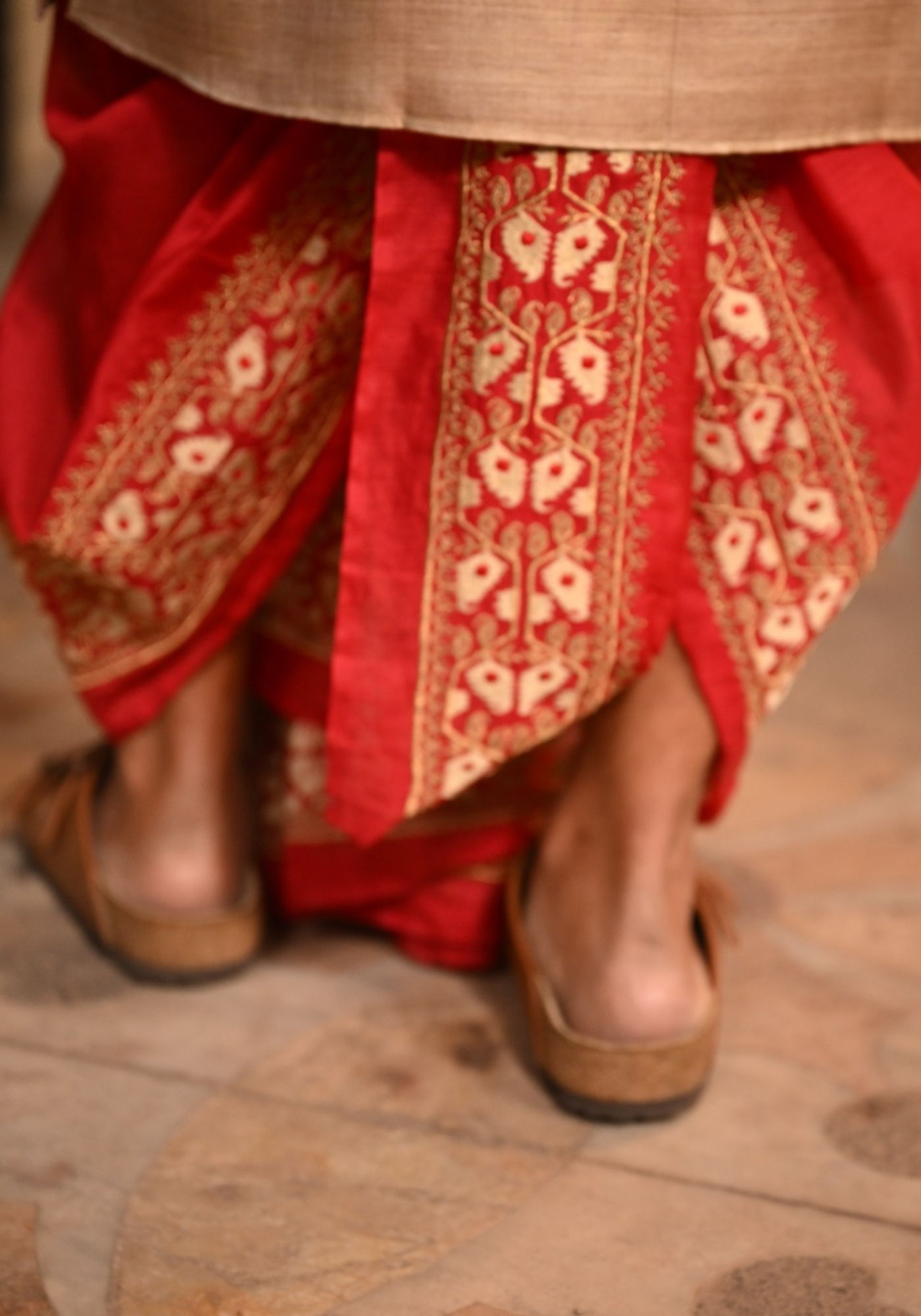 LAAL TUKTUKEY BIYEBARI DHUTI