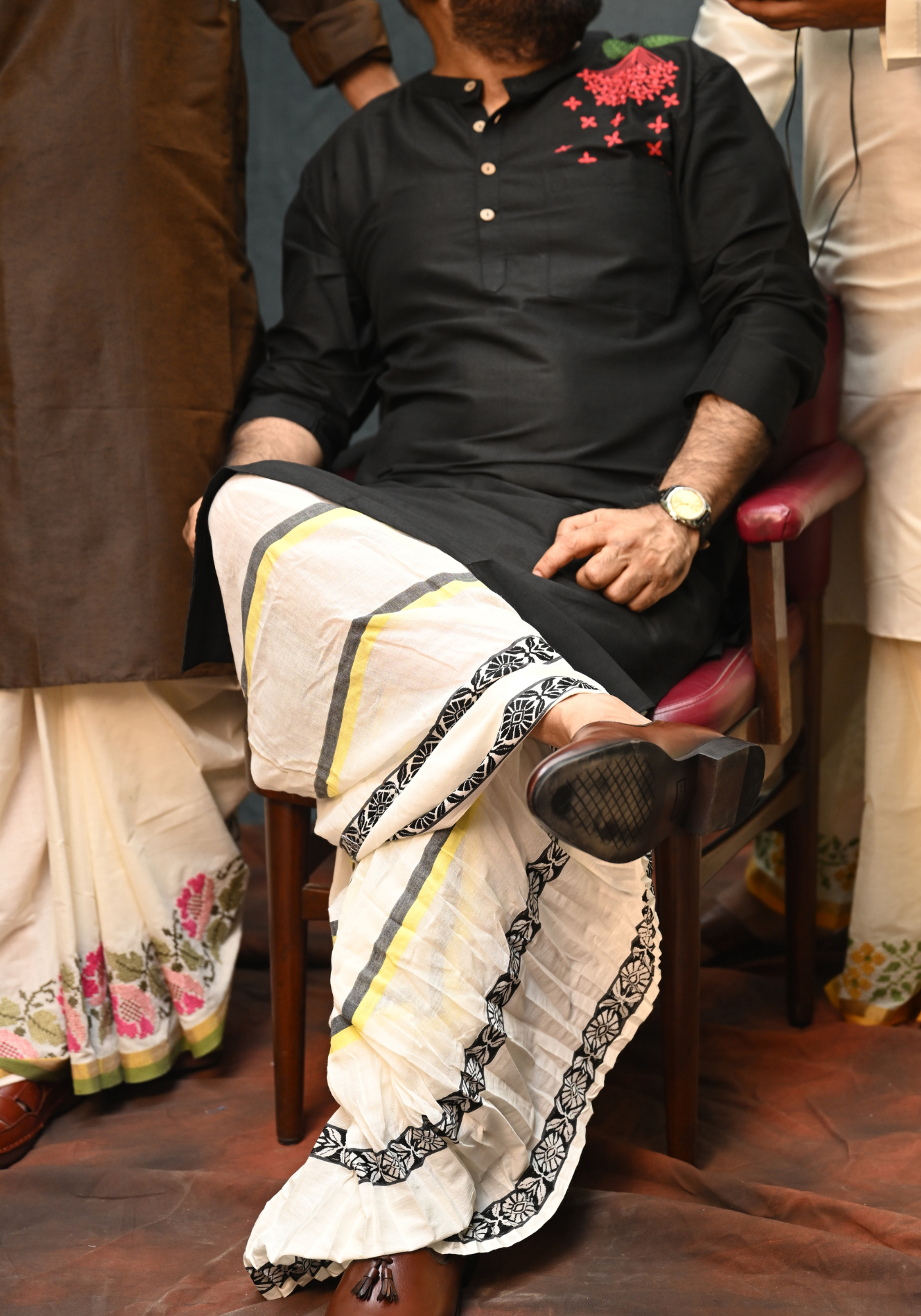 SHANTIPURI KALO SHADA DHUTI