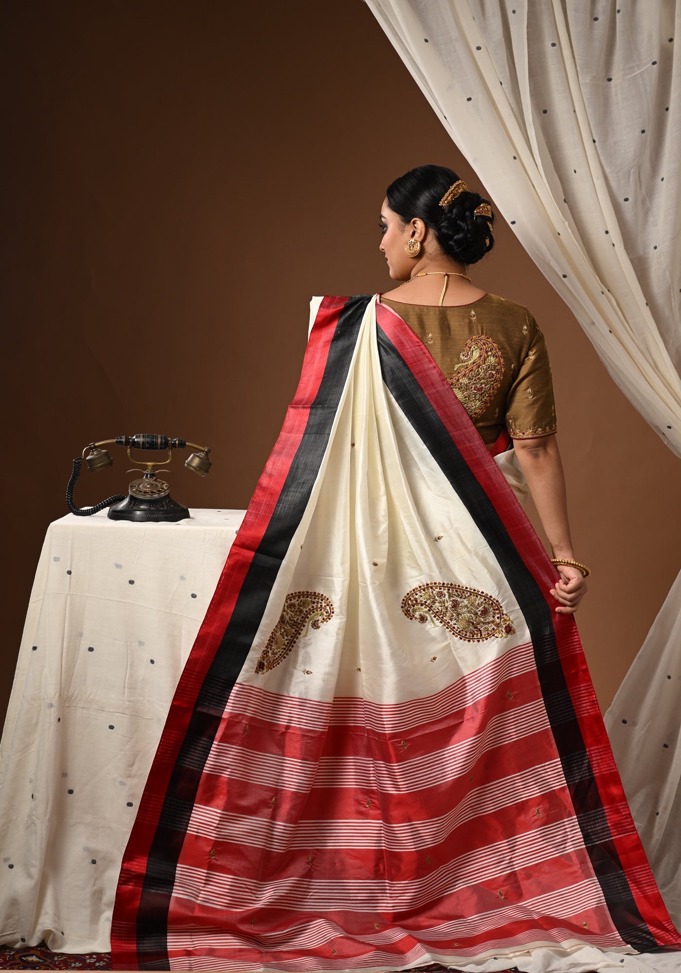 BIG DOUBLE PAISLEY LAAL KALO PAAR GOROD SAREE