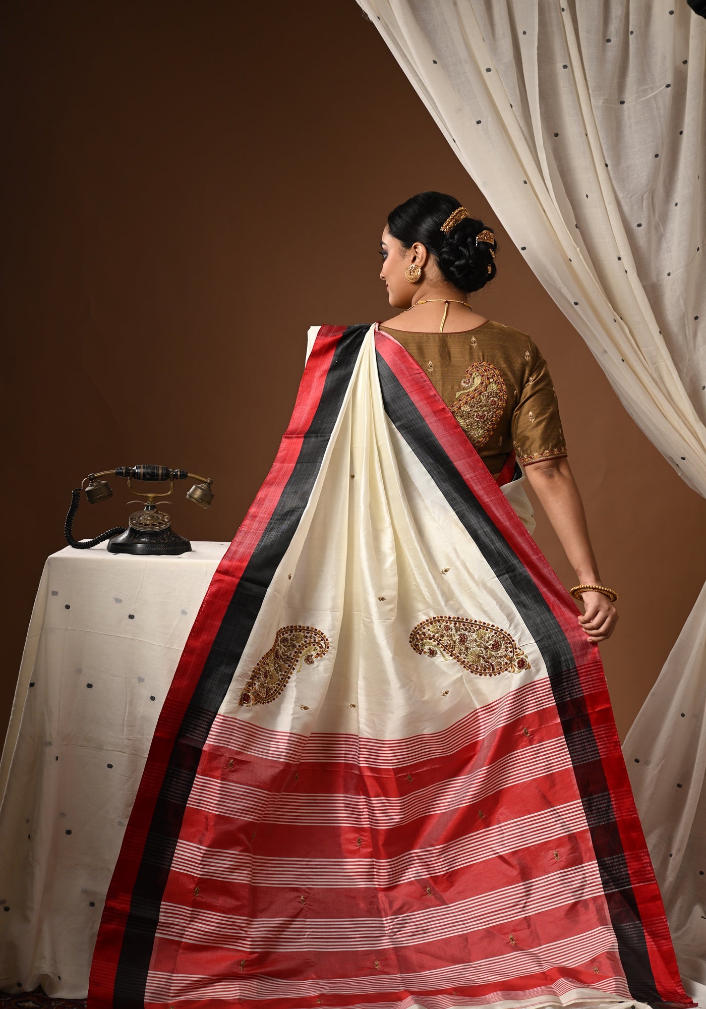 BIG DOUBLE PAISLEY LAAL KALO PAAR GOROD SAREE