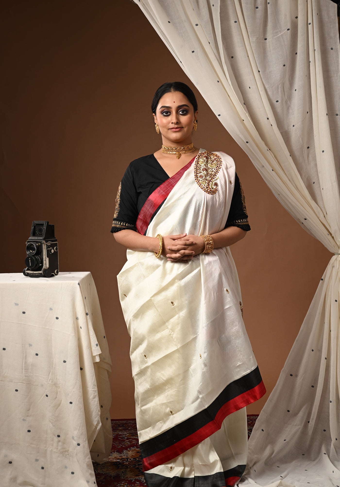 BIG DOUBLE PAISLEY LAAL KALO PAAR GOROD SAREE
