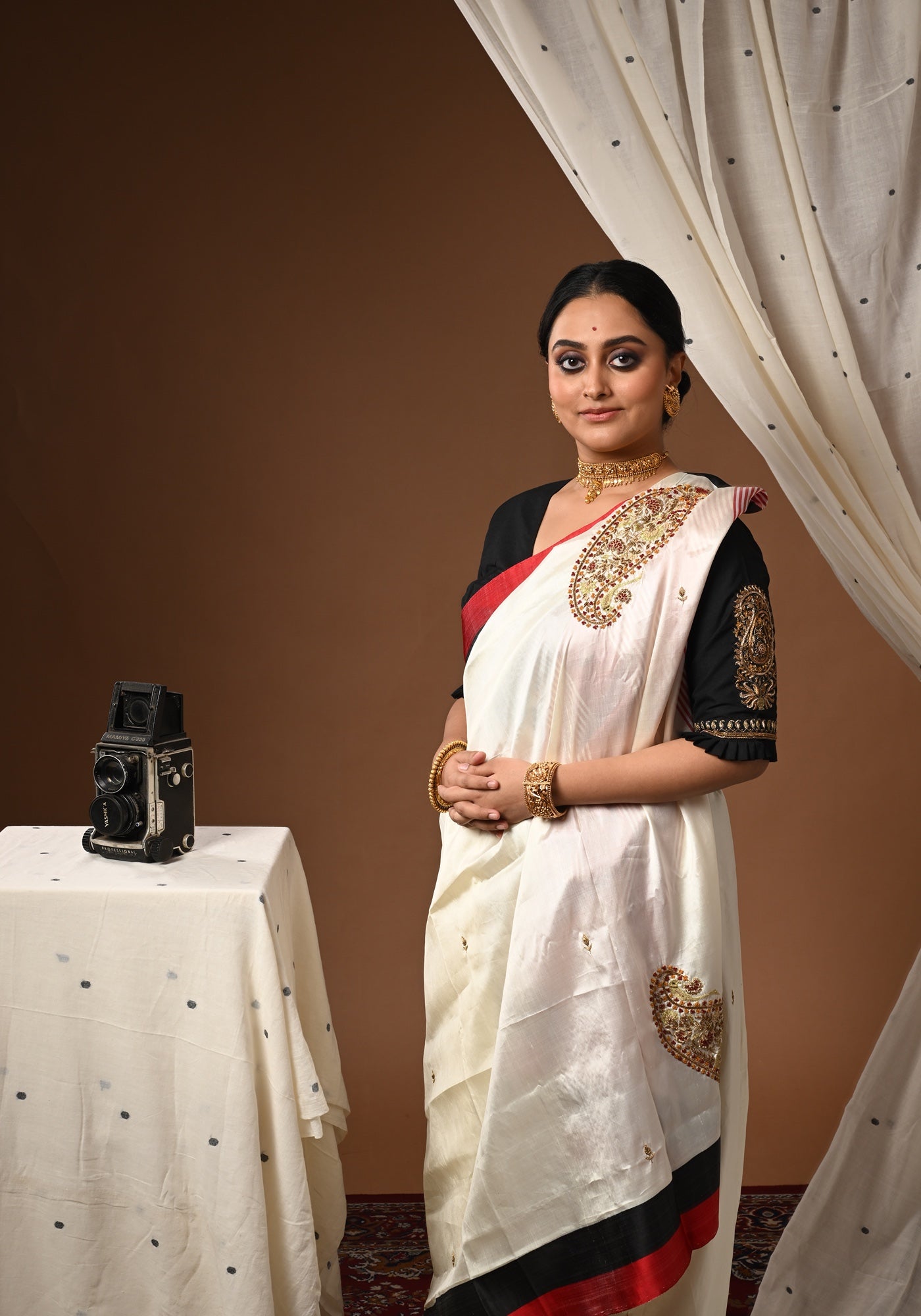 BIG DOUBLE PAISLEY LAAL KALO PAAR GOROD SAREE