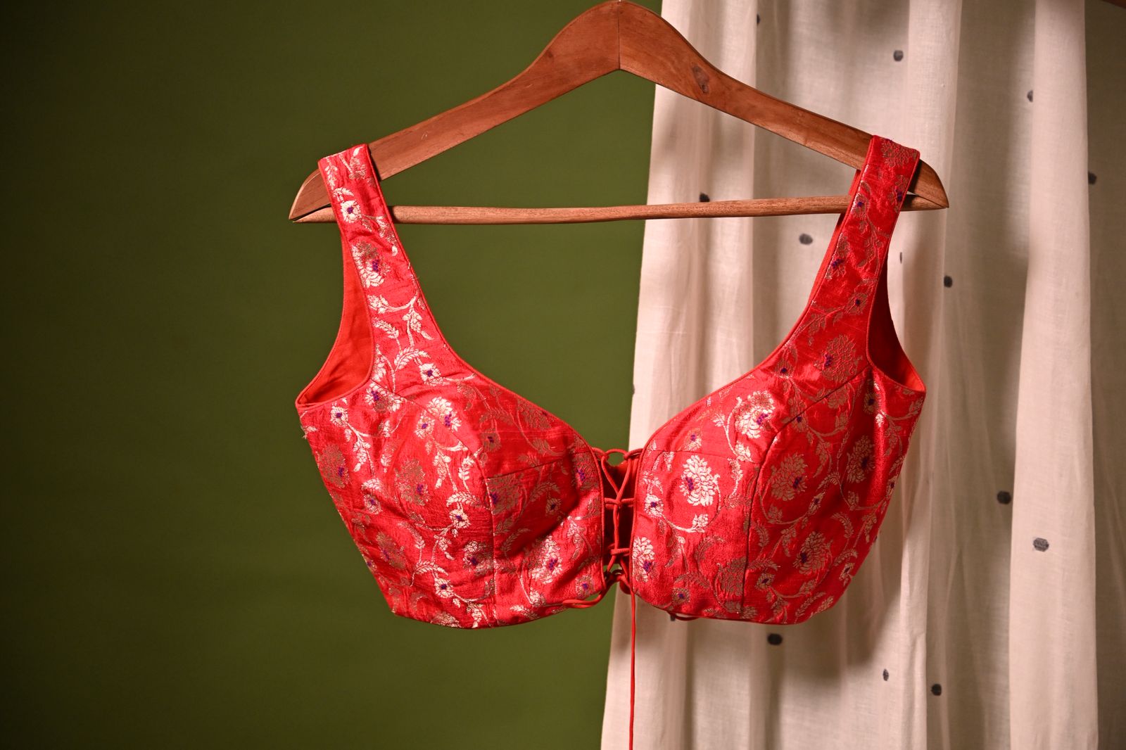 RED BROCADE BHICTORIAS SECRET(SLEEVELESS)